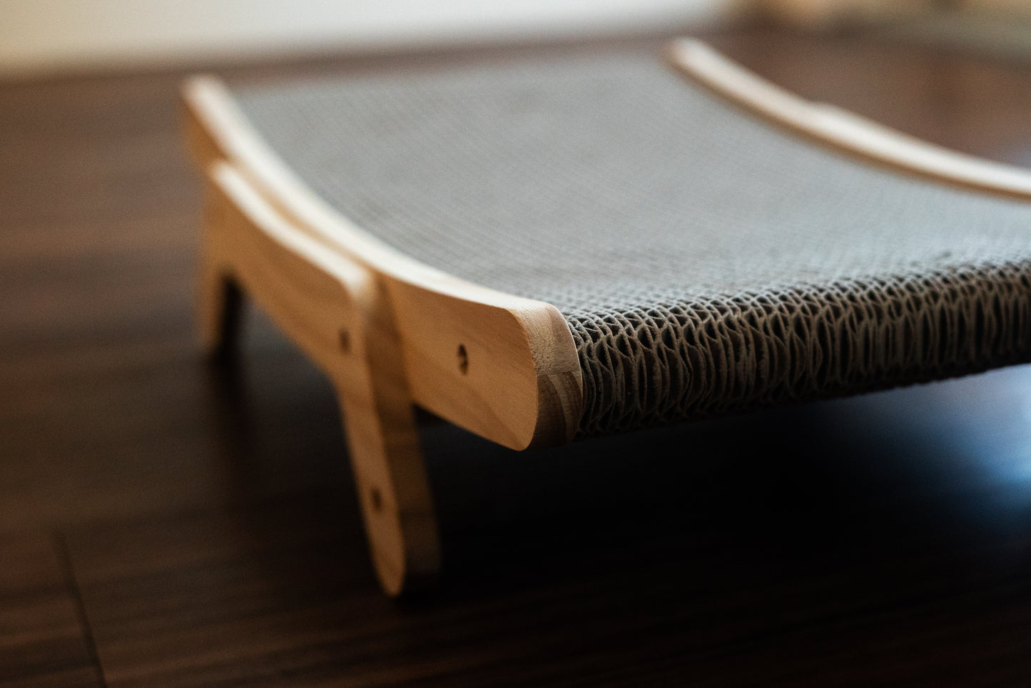 2-in-1 Wooden Scratcher & Lounger