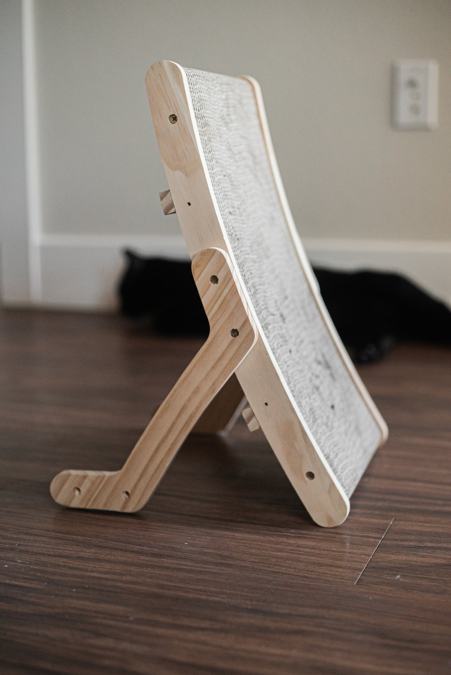 2-in-1 Wooden Scratcher & Lounger