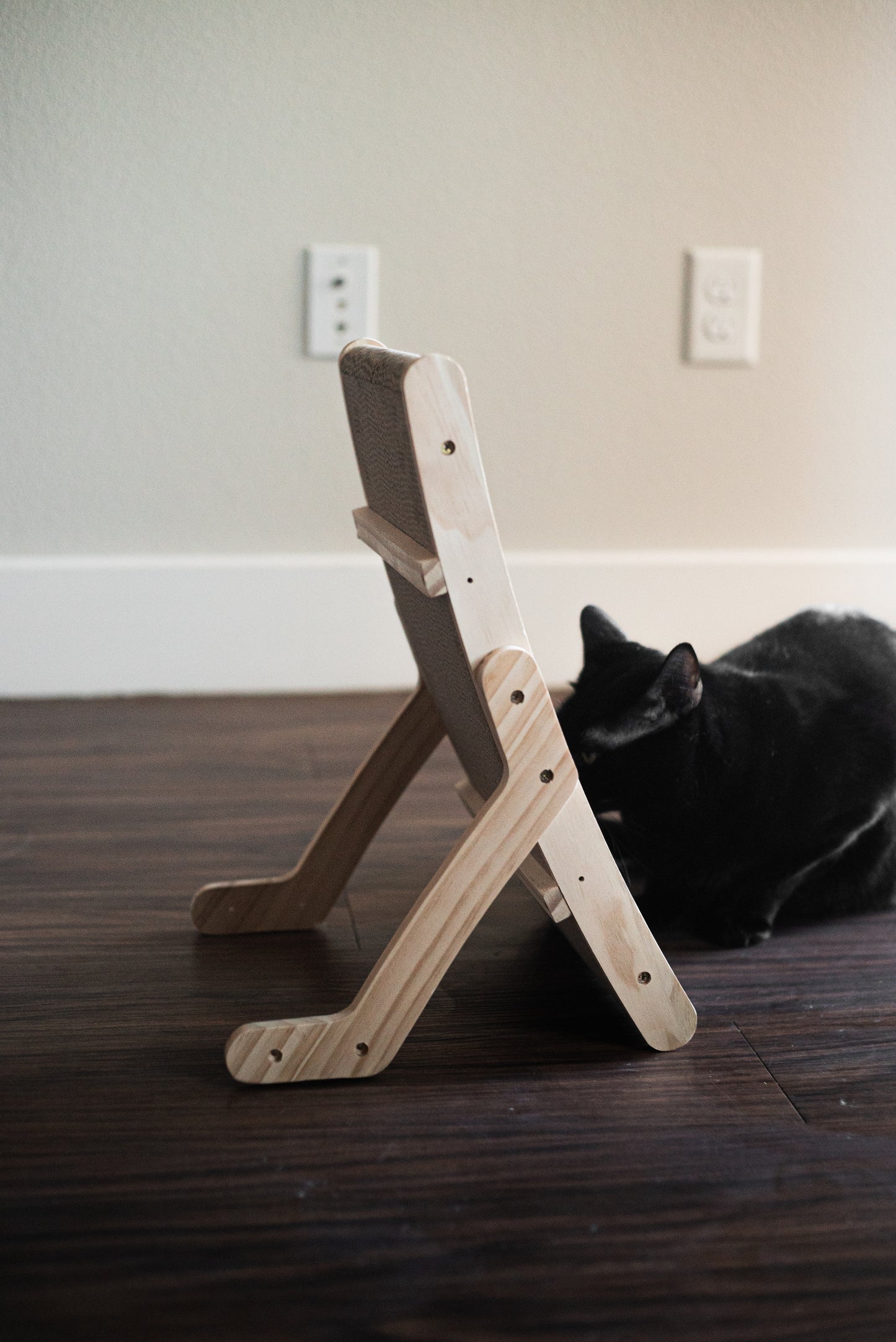2-in-1 Wooden Scratcher & Lounger